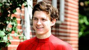 We aim to bring you all the latest news and images relating to tom's career, our gallery currently hosts more than 60k pictures. Everyone Is Falling In Love With Tom Holland And Here S Why Popbuzz