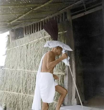 Mahatma Gandhi Enters Hut, 1941 Print. Art Prints, Posters & Puzzles from imageBROKER