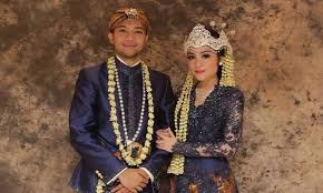 When the mataram kingdom was divided into two kingdoms, there are two different. 5 Pakaian Adat Jawa Barat Beserta Aksesoris Dan Kelengkapannya