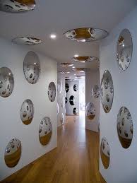 Exhibition Yayoi Kusama Mirrored Rooms At Museum Of Contemporary Art Mca Sydney Yayoi Kusama Artistas Japoneses Arte Contemporaneo