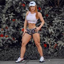Agora o @mcdonalds_br serve seus sanduíches com alface lisa? Deborah Albuquerque Fit Women Back And Biceps Female Athletes
