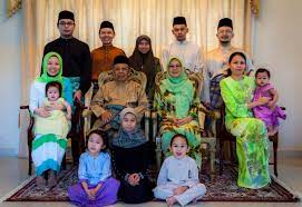 Those who are constantly paying zakat are not just because of religious knowledge, but due to strong faith in executing religious duty. Raya 2 Tun Abdul Hamid Mohamad
