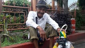 Tapi jangan khawatir para pembaca, karena kali ini saya tidur dengan seorang penjual jamu keliling gendongan. Mari Belajar Arti Senyum Dari Abah Endang Penjual Asongan Renta Yang Pantang Putus Asa Tribun Jabar