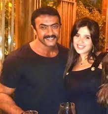 بدأ مشواره الفني عام 2009م. Ø£Ø­Ù…Ø¯ Ø§Ù„Ø¹ÙˆØ¶ÙŠ ÙŠÙˆØ¬Ù‡ Ø±Ø³Ø§Ù„Ø© Ø±ÙˆÙ…Ø§Ù†Ø³ÙŠØ© Ø¥Ù„Ù‰ ÙŠØ§Ø³Ù…ÙŠÙ† Ø¹Ø¨Ø¯ Ø§Ù„Ø¹Ø²ÙŠØ² ØµÙˆØ±Ø© Ø§Ù„ÙÙ† Ø¬Ø±ÙŠØ¯Ø© Ø§Ù„Ø·Ø±ÙŠÙ‚