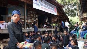 Oct 09, 2020 · selain faktor penyebab dan penghambat perubahan sosial budaya kita juga harus memahami mengenai teori perubahan sosial budaya, akibat adanya perubahan sosial budaya, tipe masyarakat dalam menyikapi perubahan sosial budaya, dan juga pengaruh atau dampak dari adanya perubahan sosial budaya terhadap perilaku masyarakat yang ada di indonesia. Fakta Suku Baduy Suku Di Banten Yang Ingin Dicoret Dari Destinasi Wisata