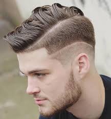 Vedere più alla moda per bambini, acconciature per ragazzi, le foto di cui verrà chiesto interessanti idee per tagli di capelli per ragazzi di tutte le età. Capelli Uomo Il Taglio Maschile Di Tendenza E Con Ciuffo E Sfumato Foto