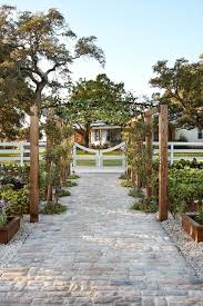 Episode 12 Season 5 Hgtv S Fixer Upper Chip Jo Gaines Growing Vegetables Backyard Landscaping Backyard Garden