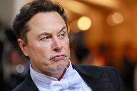 Elon Musk pictured kissing robot as fears over AI continue to grow | Marca