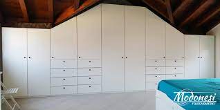 Gli armadi su misura di area arredamenti si integrano perfettamente nei vostri ambienti. Armadio Su Misura Per Mansarda Grande Falegnameria Modonesi