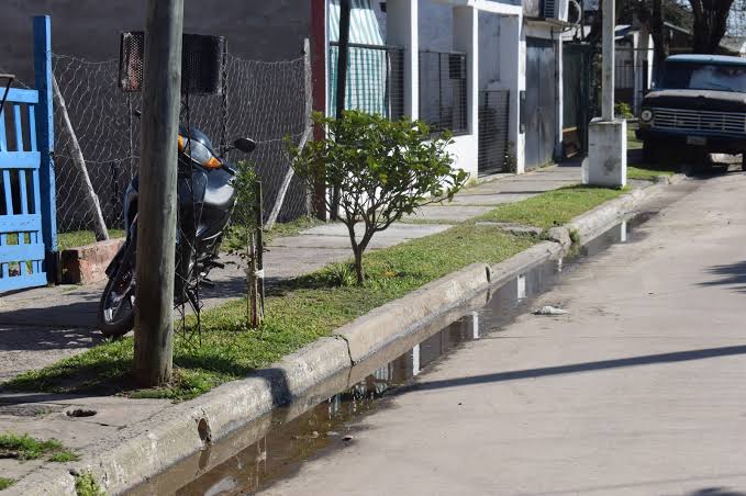 Planteo de vecinos a la empresa prestataria del servicio de agua y cloacas  | Radio Kiss Noticias
