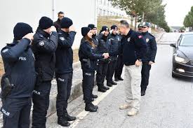 Kentin valisi polis akademileri'nin artık ırk, cinsiyet, boy, kilo ve eğitim ayrımı yapmaksızın polis olmak isteyen herkese açık olduğunu beyan eder. Polis Akademisi Baskan Yardimcisi Sayin Fatih Inal In Mudurlugumuzu Ziyareti Yozgat Polis Meslek Egitim Merkezi