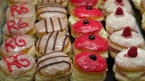 Krapfen selbst zu machen ist nicht schwer. 11 Backereien Und Cafes In Denen Ihr Kostliche Krapfen Bekommt Mit Vergnugen Munchen