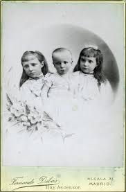 Alfonso Xii With His Sisters Maria Teresa And Maria De Las Mercedes Infantas De Espana Personajes Reales Habsburgo