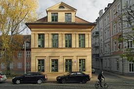 Jetzt passende häuser bei immonet finden! Im Obergeschoss Des Hauses In Der Puschkinstrasse Schleswig Holstein Haus Sollen Dauerhaft Ausstellungen Der Stiftung Mecklenbu Schleswig Schwerin Mecklenburg