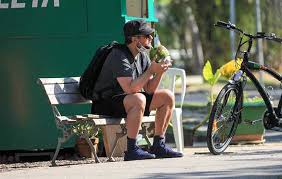 Maybe you would like to learn more about one of these? Saude Selton Mello Anda De Bicicleta Com Paradinha Para Uma Agua De Coco O Fuxico