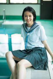 注目女優・竹内愛紗、セーラー服で濡れ髪＆美脚披露 17歳の輝きを放つ | ORICON NEWS