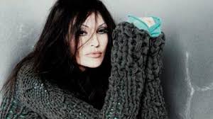 Donna quanto cielo su di noi questa mia età colorala se vuoi e le notti in bianco e nero i miei segreti colpirai quelle le cancellerò sarò una donna che ritrova la sua femminilità e te la regalerà donna che ti sa stupire solo con la sua. Anna Oxa La Stampa