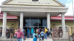 En audiencia de imputado en los juzgados de La Ceiba para los estudiantes  del CURLA: Eduardo Cardona, Kennedy Zelaya y Edgardo Salgado, grupo de  alumnos del campus universitario protestan frente al Palacio