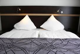 There is a large yard where the kids can play, grassy beach area, and you can swim or fish. Racket Inn Sporthotel Niveauvoll Fitness Tanken
