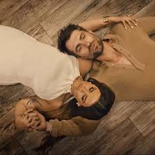 Ryan hurd is an american singer and songwriter known for his popular singles like we do us and love in a bar. Maren Morris And Husband Ryan Hurd Release New Duet And Music Video Gma