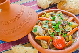 Per la cottura viene usato un tipico recipiente di terracotta e un coperchio a forma di cono. It La Tajine Piatto Unico Marocchino