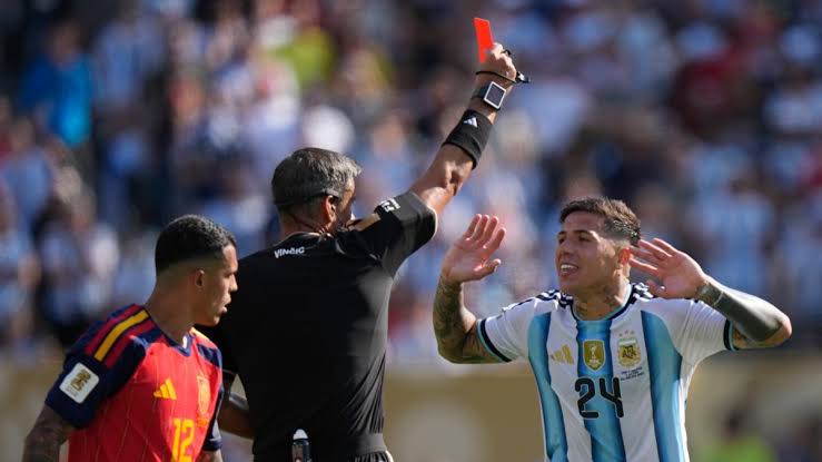 Miles de argentinos piden repetir la final del Mundial contra España por la  actuación arbitral