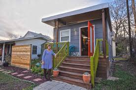 A Small Efficient Urban Home Designed By Kanga Room Systems Good Natural Lighting No Wasted Hall With Images Tiny House Swoon Modern Tiny House Affordable Prefab Homes