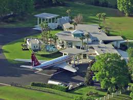 Für sein hobby suchte er ein grundstück, auf dem neben einem haus auch hangars für seine. Tv Doku Amerika Von Oben Florida Der Spiegel
