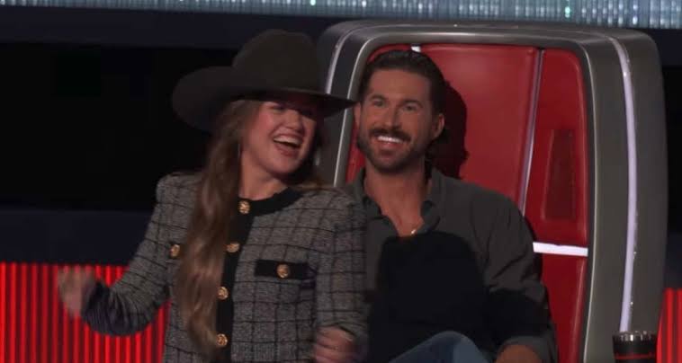 She does look good in a cowboy hat 😍 #kellyclarkson #fyp #rileygreen |  riley green | TikTok