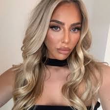 Jess Horne's Instagram, Twitter & Facebook