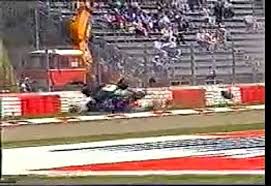 Barrichello balesete így is nagyon súlyos volt, és megviselte a pilótát de aztán jöttek a pályabírók, akik gondolkodás nélkül visszaállították az autót a talpára, s ahogy leért a kocsi, látható volt, hogyan inog. Barrichello Crash Imola 1994 Video Dailymotion
