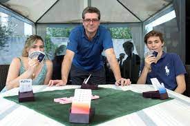 Le bridge, un jeu de club du 3ème âge ? A Lyon Chez Les Combescure On Participe En Famille Au Championnat Du Monde De Bridge Actu