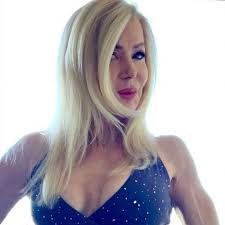 Lesley Maxwell, bunicuța superfit de 63 de ani, care concurează cu nepoata  ei. Arată incredibil în costum de baie