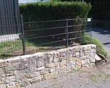 Doppelstabmattenzaun Und Tor Bei Zaunteam Zaune Und Tore Von Zaunteam Zaunteam Steinmauer Garten Zaun Doppelstabmattenzaun