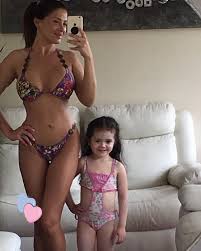 Averigua lo que roxana maruyama muñoz (roxanadanielama) ha descubierto en pinterest, la mayor colección de ideas del mundo. Roxana Munoz Enciende Internet Mostrando Su Figura En Bikini La Acompana Su Adorable Hija De 4 Anos El Naveghable Cl Noticias De Valdivia Y Los Rios