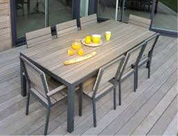 Salon De Jardin En Alu En Bois Composite Brooklyn Tres Tendance Pratique Et Durabl Table Et Chaises De Jardin Table De Jardin Alu Table De Jardin Bois
