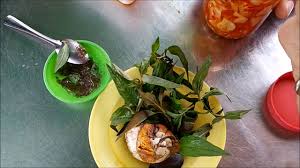 Beaucoup de plat sont assaisonnés à la citronnelle, la l'amok est un plat typique de la cuisine cambodgienne. Cambodge En Cuisine Youtube