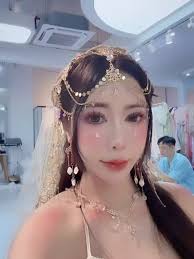 📍渝見Chongqing✨, 闖入現實版的「千與千尋」！！😍, 夜景真的美到窒息🥹, 必拍的洪崖洞古裝寫真攻略附上給你們啦,  我們約的是「辰時里旅拍」, 地點在📍重庆市渝中区较场口89号得意潮馆F4, 📞預約可以聯絡他們的微信：PJX980528,  💰費用是$399含服裝、妝造, 人只要素顏去就可以了！！超方便🤣, 服裝有超多種風格可以選, 包括簪花、清漢、漢服、苗族、西域、壯族⋯⋯, ...