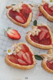 Tartelettes Aux Fraises En Forme De Fraises Recette Recette Avec Des Fraises Mini Tarte Tartelettes Fraise