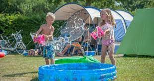 veld u standaardplaats gemiddeld 80 m met stroomaansluiting 4 ampere watertappunt kabeltv aansluiting en gratis wif kampeerplaatsen vakantie parkeerplaatsen