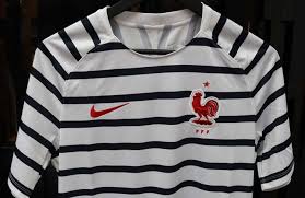 Retrouvez ces maillots vintages de l'euro 1996, 2000 ou de la coupe du monde 1998. Nike Devoile Les Maillots Officiels De L Equipe De France 2018 Foot Inside