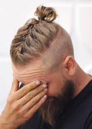 Franzosischer Zopf Mit Bun Lange Haare Manner Geflochtene Frisuren Lange Haare