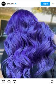 Capelli blu con inserti lilla. Colore Pantone 2022 Il Very Peri Sui Capelli Vanity Fair Italia