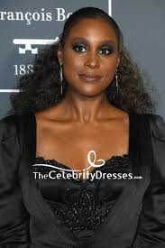 Jetzt hat die schauspielerin hochzeit gefeiert. Issa Rae Abendkleid Mit Schwarzen Perlen Und Hohem Schlitz Critics Choice Awards 2019 Thecelebritydresses