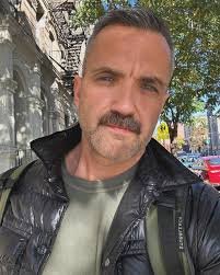 I haven't done a new intro in a while, and I'm seeing new converts to this  amazing community. 👋🏼 I'm an out and proud Gay man, an actor, a grateful  recovering alcoholic,