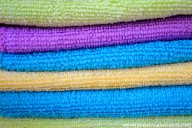 Un sac à main en similicuir ou en plastique. Pourquoi Il Ne Faudrait Jamais Jeter De Textile Dans Nos Ordures Menageres Consommons Sainement