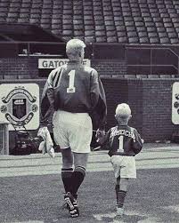 Es el día internacional del arquero, guardameta, portero, gauardavalla.es una gran responsabilidad evitar que el equipo contrario meta un gol durante un partido de fútbol, siendo considerado el puesto más ingrato y amargo de todos. Feliz Dia Del Padre Arquero De Futbol Leyendas De Futbol Futbol