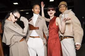 Hanita presenta la nuova collezione autunno inverno 2018 2019. Cappotti Rosa E Minigonne Sui Pantaloni Le Tendenze Dalle Passerelle Autunno Inverno 19 20