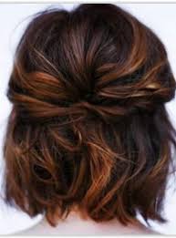 Cheveux Volumineux 30 Coiffures Pour Dompter Votre Criniere En 2020 Cheveux Courts Attacher Cheveux Courts Coiffure Mariage Cheveux Courts