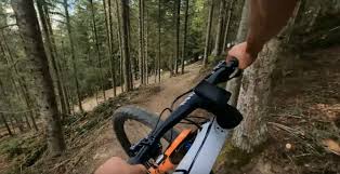 Pochi giorni fa sul circuito mondiale ricavato nell'aeroporto di dubendorf in svizzera mathieu ha sbaragliato la concorrenza vincendo l'ennesima. Watch Mathieu Van Der Poel Ripping Bike Park Laps On His Xc Bike Canadian Cycling Magazine